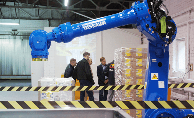 Yaskawa — демонстрация робота в работе